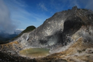 Gunung Sibayak - kráterové jezírko a vrchol